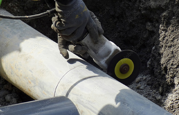土木作業員について、道路に埋まっている水道管の改修工事や新設工事などの現場作業をします。